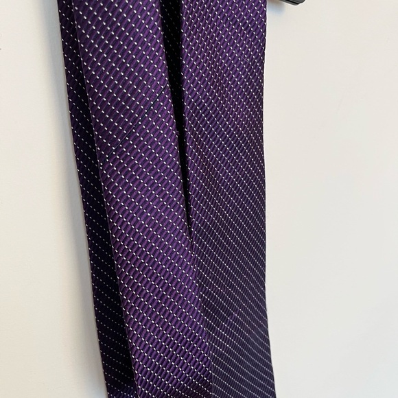 Arrow Purple Polka Dot Men's 100% silk Tie - Picture 3 of 5